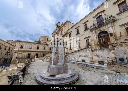 Eglise de Saint François d'assise (Immaculée conception) et le monastère de Saint Sauveur (del Monastero San Salvatore) sur le côté gauche de Noto, en Sicile, Italie Banque D'Images