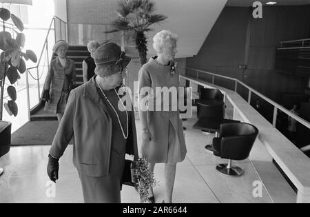 La reine Juliana assiste au 50ème anniversaire de l'Union chrétienne néerlandaise des femmes à la RAI à Amsterdam la reine Juliana assiste à la célébration du 50ème anniversaire de l'Union néerlandaise Christen Vrouwenbond à la RAI à Amsterdam Date: 15 octobre 1969 lieu: Amsterdam, Noord-Holland mots clés: Queens Nom personnel: Juliana (Queen Netherlands) Nom de l'institution: NCBB Banque D'Images
