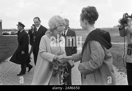 Queen Juliana assiste à la commémoration du 50ème anniversaire du Laboratoire National d'aérospatiale i LE NO Polder Bergh a montré à HM le modèle de la date: 17 avril 1969 mots clés: Commémorations, reines, laboratoires Nom personnel: Bergh, Juliana (Reine Pays-Bas) Banque D'Images