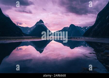 Superbe coucher de soleil à Milford Sound, Nouvelle-Zélande. Banque D'Images