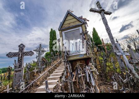 Petit sanctuaire et croix sur la colline Des Croix en Lituanie Banque D'Images