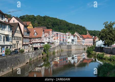 Schwäbisch Hall, Allemagne - 25 juillet 2019; vue sur la ville avec maisons à colombages à côté du canal d'une ville touristique sur la route romantique en Bavière Banque D'Images