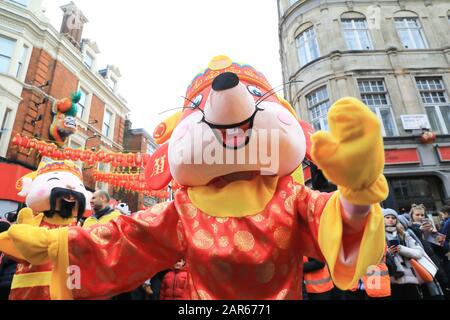 Au milieu des craintes de la propagation du Coronavirus, le nouvel an 2020 chinois est célébré à Londres avec le défilé annuel, qui a lieu dans l'année du rat. Banque D'Images