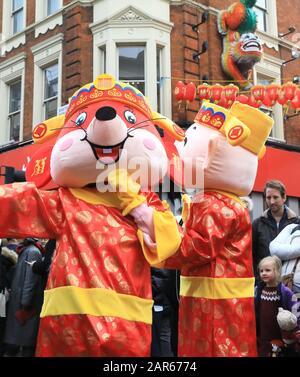 Au milieu des craintes de la propagation du Coronavirus, le nouvel an 2020 chinois est célébré à Londres avec le défilé annuel, qui a lieu dans l'année du rat. Banque D'Images