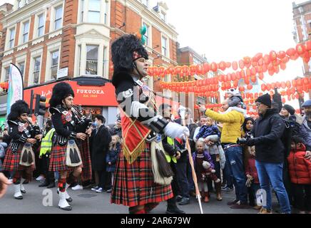 La vue inhabituelle du groupe de Tubes Shree Muktajeevan au nouvel an chinois 2020, célébrée à Londres avec le défilé annuel, qui a lieu dans l'année du rat. Banque D'Images