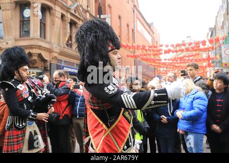 La vue inhabituelle du groupe de Tubes Shree Muktajeevan au nouvel an chinois 2020, célébrée à Londres avec le défilé annuel, qui a lieu dans l'année du rat. Banque D'Images