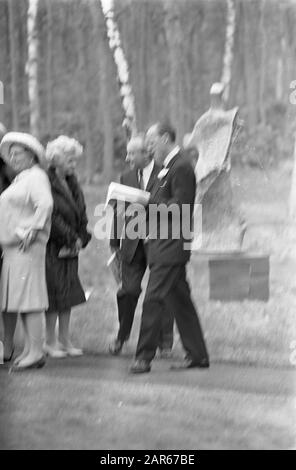 Exposition de famille royale du sculpteur Henry Moore au musée Krouller Muller à Otterlo. Queen Juliana et prince Bernhard à Date : 3 mai 1968 lieu : Otterlo mots clés : sculptures, sculpteurs, reines, musées, princesses, princesses Nom personnel : Bernhard (prince Pays-Bas), Juliana (Queen Pays-Bas), Moore, Henry Nom de l'institution : Kröller-Müller Museum Banque D'Images