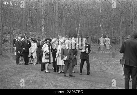 Exposition de la famille royale de l'artiste de sculpture Henry Moore au musée Krouller Muller à Otterlo. Prince Bernhard et Reine Juliana en conversation avec Date: 3 mai 1968 lieu: Otterlo mots clés: Sculpteurs, reines, princesses, expositions Nom personnel: Bernhard (prince Pays-Bas), Juliana (Queen Pays-Bas), Moore, Henry Nom de l'institution: Kröller-Müller Museum Banque D'Images