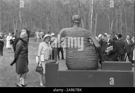 Exposition royale d'observation de la famille Henry Moore au musée Krouller Muller à Otterlo. Queen Juliana et prince Bernhard à l'image de Date : 3 mai 1968 lieu : Otterlo mots clés : statues, sculpteurs, reines, musées, princes, princesses Nom personnel : Bernhard (prince Pays-Bas), Juliana (Queen Pays-Bas), Moore, Henry Nom de l'établissement : Kröller-Müller Museum Banque D'Images