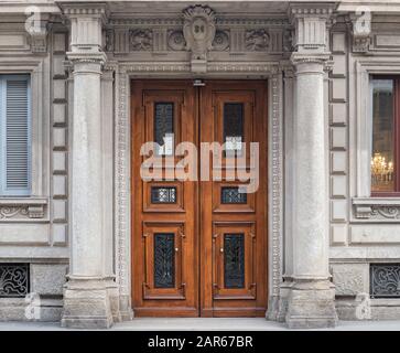 Porte d'entrée luxueuse insérée entre deux colonnes, d'un palais au numéro 31 dans une rue de Milan Banque D'Images