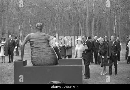 Exposition de famille royale du sculpteur Henry Moore au musée Krouller Muller à Otterlo. Queen Juliana et prince Bernhard à Date : 3 mai 1968 lieu : Otterlo mots clés : sculptures, sculpteurs, reines, musées, princesses, princesses Nom personnel : Bernhard (prince Pays-Bas), Juliana (Queen Pays-Bas), Moore, Henry Nom de l'institution : Kröller-Müller Museum Banque D'Images