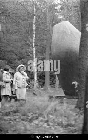 Exposition royale d'observation de la famille Henry Moore au musée Krouller Muller à Otterlo. Queen Juliana et prince Bernhard à l'image de Date : 3 mai 1968 lieu : Otterlo mots clés : statues, sculpteurs, reines, musées, princes, princesses Nom personnel : Bernhard (prince Pays-Bas), Juliana (Queen Pays-Bas), Moore, Henry Nom de l'établissement : Kröller-Müller Museum Banque D'Images