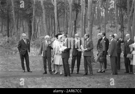 Exposition de la famille royale du sculpteur Henry Moore au musée Krouller Muller à Otterlo Date: 3 mai 1968 lieu: Otterlo mots clés: Sculpteurs, reines, musées, princes, princesses Nom personnel: Bernhard (prince Pays-Bas), Moore, Henry Nom de l'institution: Kröller-Müller Museum Banque D'Images