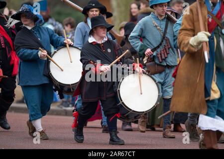 Westminster, Londres, Royaume-Uni. 26 janvier 2020. La Marche annuelle et la Parade de de l’Armée du Roi suivent la route empruntée par Charles I depuis le palais St James sur le centre commercial jusqu’à la place de son exécution à La salle De Banquet de Whitehall, Londres avec plusieurs centaines de soldats et de campeurs dans cette récréation moderne de l'Armée royale des guerres civiles anglaises. Crédit : Malcolm Park/Alay Live News. Banque D'Images