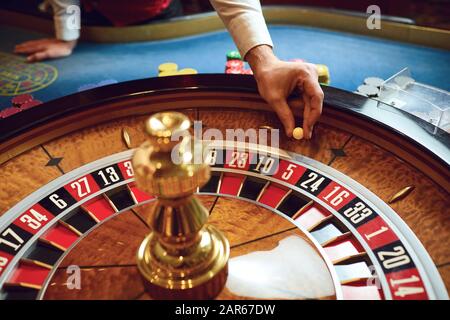 Main d'un croupier sur un whell roulette dans un casino. Banque D'Images