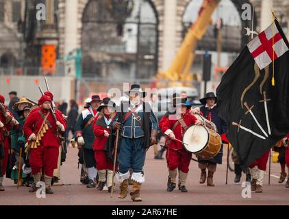 Westminster, Londres, Royaume-Uni. 26 janvier 2020. La Marche annuelle et la Parade de de l’Armée du Roi suivent la route empruntée par Charles I depuis le palais St James sur le centre commercial jusqu’à la place de son exécution à La salle De Banquet de Whitehall, Londres avec plusieurs centaines de soldats et de campeurs dans cette récréation moderne de l'Armée royale des guerres civiles anglaises. Crédit : Malcolm Park/Alay Live News. Banque D'Images