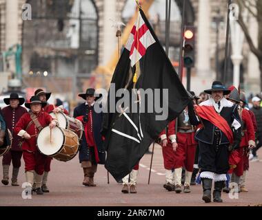 Westminster, Londres, Royaume-Uni. 26 janvier 2020. La Marche annuelle et la Parade de de l’Armée du Roi suivent la route empruntée par Charles I depuis le palais St James sur le centre commercial jusqu’à la place de son exécution à La salle De Banquet de Whitehall, Londres avec plusieurs centaines de soldats et de campeurs dans cette récréation moderne de l'Armée royale des guerres civiles anglaises. Crédit : Malcolm Park/Alay Live News. Banque D'Images