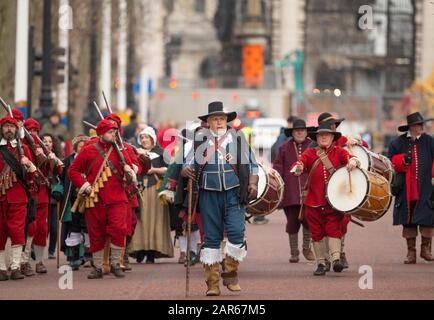 Westminster, Londres, Royaume-Uni. 26 janvier 2020. La Marche annuelle et la Parade de de l’Armée du Roi suivent la route empruntée par Charles I depuis le palais St James sur le centre commercial jusqu’à la place de son exécution à La salle De Banquet de Whitehall, Londres avec plusieurs centaines de soldats et de campeurs dans cette récréation moderne de l'Armée royale des guerres civiles anglaises. Crédit : Malcolm Park/Alay Live News. Banque D'Images