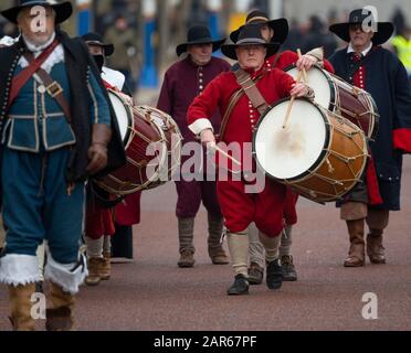 Westminster, Londres, Royaume-Uni. 26 janvier 2020. La Marche annuelle et la Parade de de l’Armée du Roi suivent la route empruntée par Charles I depuis le palais St James sur le centre commercial jusqu’à la place de son exécution à La salle De Banquet de Whitehall, Londres avec plusieurs centaines de soldats et de campeurs dans cette récréation moderne de l'Armée royale des guerres civiles anglaises. Crédit : Malcolm Park/Alay Live News. Banque D'Images