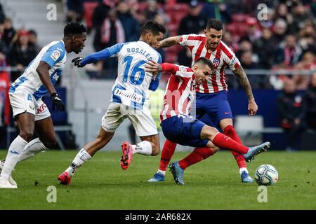 Stade Wanda Metropolitano, Madrid, Espagne. 26 janvier 2020. Le football de la Liga, Atletico de Madrid contre Leganes; Angel Martin Correa (Atletico de Madrid) est difficile à faire par Rosales of Leganes crédit: Action plus Sports/Alay Live News Banque D'Images