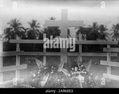 Couronnes contre une croix au Cimetière militaire britannique Palembangs Date : 26 novembre 1947 lieu : Indonésie, Antilles orientales néerlandaises, Palembangs, Sumatra Banque D'Images