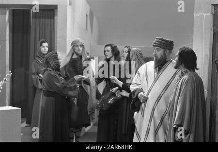 Kro TV. Jeu de télévision 'Service on Golgotha' avec Johan Schmitz dans le rôle de Judas (à droite). À côté de lui Hans Tiemeyer comme Mesech. Au milieu derrière JO van de Ven (Jacob) et Sigrid Koetse (Maria Magdalena) Date : 23 mars 1961 mots clés : télévision drames Nom De La Personne : Koetse, Sigrid, Schmitz, Johan, Tiemeyer, Hans, Ven, JO van de Banque D'Images