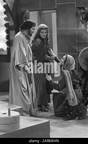 Kro TV. Jeu TV 'Service at Golgotha' avec Johan Schmitz dans le rôle de Judas (à gauche). À côté de lui Bep Dekker (comme sa femme Thamar), à genoux Sigrid Koetse (Maria Magdalena) Date: 23 Mars 1961 mots clés: Télévision drames Nom personnel: Dekker, Bep, Koetse, Sigrid, Schmitz, Johan Banque D'Images