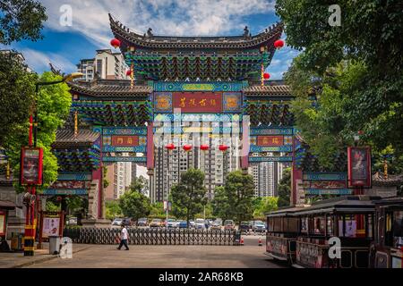 Chongqing, Chine - août 2019 : portes traditionnelles de la vieille ville à la périphérie de Chongqing Banque D'Images