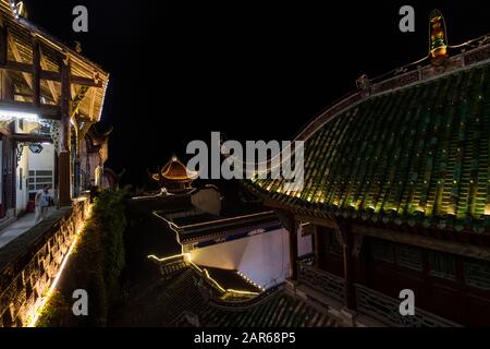 Yangtze River, Chine - Août 2019 : Tourisme sur le balcon du Temple Zhang Fei sur la rive du fleuve Yangtze la nuit, construit pour commémorer Zhang Banque D'Images