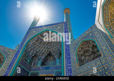 Entrée à la Mosquée Lotfollah à Esfahan. Les rayons de soleil illuminent le ciel. Banque D'Images