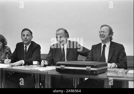 La commission du Parti kVp se réunit à Utrecht, à partir de la r.n.n. M. Steenkamp, président dr. D. de Zeeuw et le chef de groupe m.. F. Andriessen Date : 29 janvier 1973 lieu : Utrecht mots clés : chefs de groupe, réunions, présidents Banque D'Images