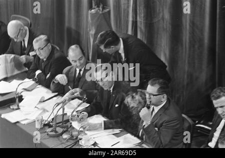 Kvp Party Council À Arnhem, Table Du Conseil Date : 9 Décembre 1967 Lieu : Arnhem Mots Clés : Tables Du Conseil, Conseils Du Parti Banque D'Images