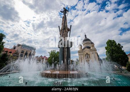 Avram Iancu statue et fontaine et la cathédrale orthodoxe roumaine de la Dormition de la Theotokos sur Avram Iancu Square dans la ville de Cluj Napoca en Roumanie Banque D'Images