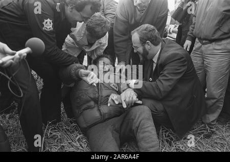 Ballon d'atterrissage Dutch Viking après un vol réussi au-dessus de l'océan Atlantique à polder près d'Almere; Henk Brink est conduit à l'hélicoptère Date: 2 septembre 1986 lieu: Almere, Flevoland mots clés: Blessé, atterrissages, ballons Nom personnel: Brink, Henk, Dutch Viking Banque D'Images