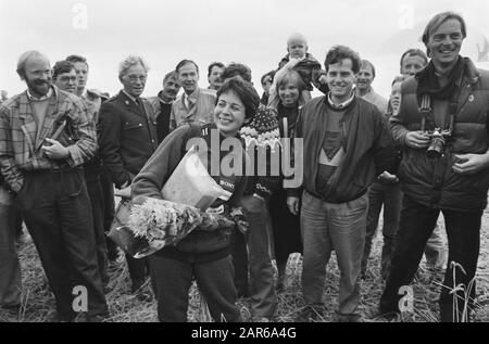 Ballon d'atterrissage Dutch Viking après un vol réussi au-dessus de l'océan Atlantique à polder près d'Almere; nr. 27, 28: ballon après atterrissage, no 29, 30: Fleurs pour Evelien Brink Date: 2 septembre 1986 lieu: Almere, Flevoland mots clés: Fleurs, débarquements, ballons, polders Nom personnel: Brink, Evelien, Dutch Viking Banque D'Images