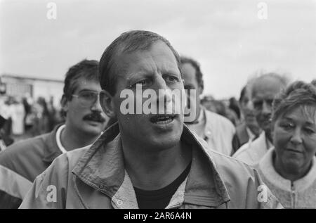 Ballon d'atterrissage Dutch Viking après un vol réussi sur l'océan Atlantique à polder près d'Almere; ballon Rider Willem Hageman après l'atterrissage Date: 2 septembre 1986 lieu: Almere, Flevoland mots clés: Ballons, ballons, atterrissages, polders Nom personnel: Dutch Viking, Hageman, Willem Banque D'Images