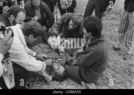 Ballon d'atterrissage Dutch Viking après un vol réussi au-dessus de l'océan Atlantique à polder près d'Almere; capitaine blessé Henk Brink est réconforté par femme Evelien Date: 2 septembre 1986 lieu: Almere, Flevoland mots clés: Blessé, atterrissages, ballons, polders Nom personnel: Brink, Evelien, Brink, Henk, Dutch Viking Banque D'Images