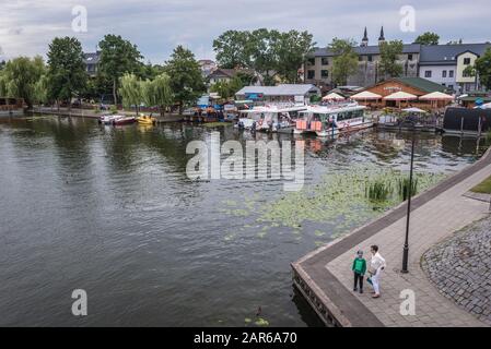 Vue depuis le pont de la rue Mostowa sur le port en catamaran de la rivière Netta dans la ville d'Augustow située dans la voïvodie de Podlaskie, dans le nord-est de la Pologne Banque D'Images