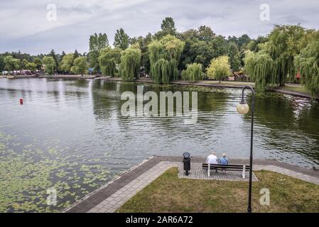 Vue depuis le pont de la rue Mostowa sur la rivière Netta dans la ville d'Augustow située dans la Podlaskie Voivodeship, dans le nord-est de la Pologne Banque D'Images