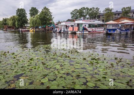 Port en catamaran sur la rivière Netta dans la ville d'Augustow situé dans la Podlaskie Voivodeship dans le nord-est de la Pologne Banque D'Images