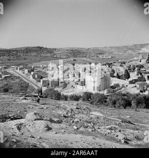 Moyen-Orient 1950-1955 : Paysage De Jordanie À Bethany. L'église Lazarus en construction Annotation: Au moment de l'enregistrement cet endroit était en Jordanie Date: 1950 lieu: Bethany, Palestine, Jordanie mots clés: Villages, églises, panorama Banque D'Images
