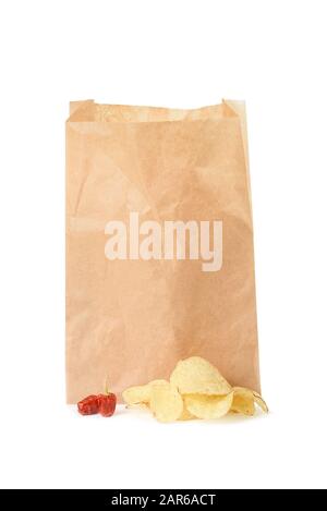 Paquet de papier et chips de pommes de terre iwth paprika isolé sur fond blanc. Modèle. Copyspace Banque D'Images