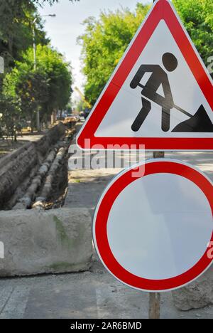 Panneaux routiers dans la rue en reconstruction Banque D'Images