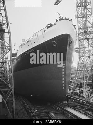 Tewaterlating Crania by C. van der Giessen & Zoonen's Shipwerven N.V., Krimpen aan den IJssel Date: 11 January 1955 lieu: Krimpen aan den IJssel mots clés: Tewaterlatingen Nom de l'établissement: C. van der Giessen & Zoonen's Scheepswerven N.V. Banque D'Images