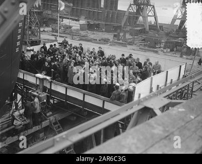 Tewaterlating Crania by C. van der Giessen & Zoonen's Shipwerven N.V., Krimpen aan den IJssel Date: 11 January 1955 lieu: Krimpen aan den IJssel mots clés: Tewaterlatingen Nom de l'établissement: C. van der Giessen & Zoonen's Scheepswerven N.V. Banque D'Images