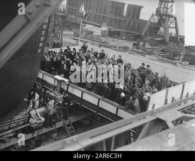 Tewaterlating Crania by C. van der Giessen & Zoonen's Shipwerven N.V., Krimpen aan den IJssel Date: 11 January 1955 lieu: Krimpen aan den IJssel mots clés: Tewaterlatingen Nom de l'établissement: C. van der Giessen & Zoonen's Scheepswerven N.V. Banque D'Images