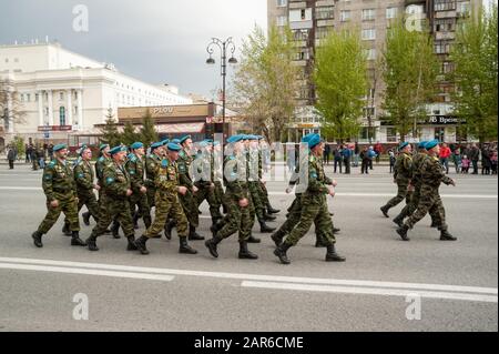 Les parachutistes passent devant Tyumen dans la rue Banque D'Images