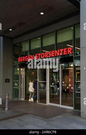 Editorial 09.03.2019 Bergen Norvège, Les Gens qui se promènissent au centre commercial Bergen Storsenter Banque D'Images