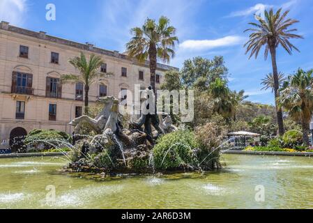 Fontaine Triton sur la place Victor Emmanuel dans la ville de Trapani sur la côte ouest de la Sicile en Italie Banque D'Images