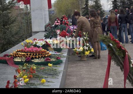 Les anciens combattants latent des couronnes aux morts. Tyumen Banque D'Images